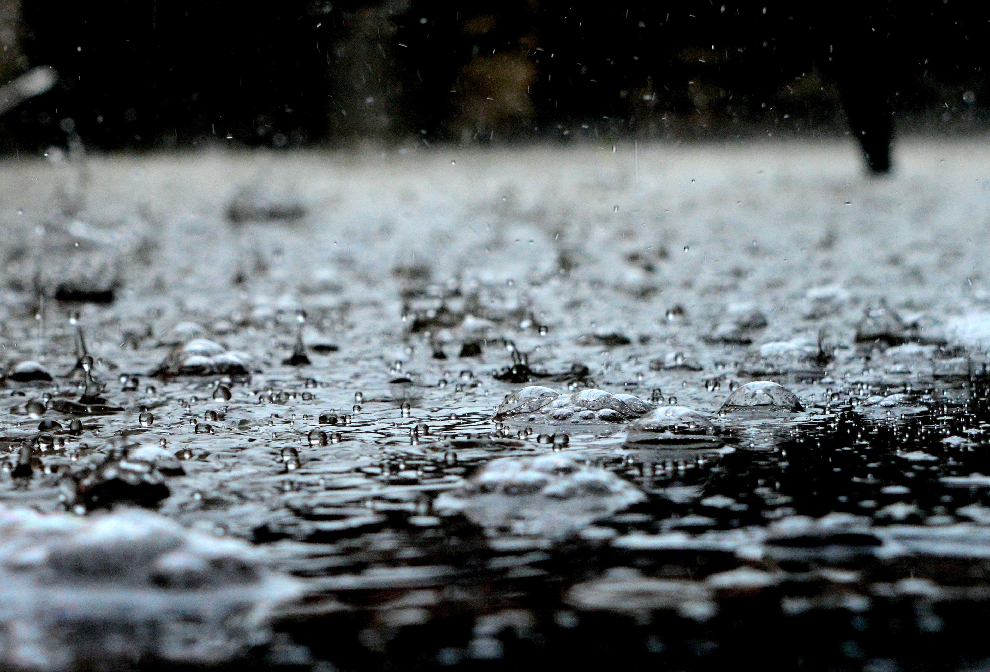 下雨的图片真实照片图片